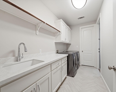 315 E 24th Street - Photo Thumbnail 30