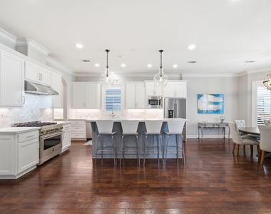 315 E 24th Street - Photo Thumbnail 9