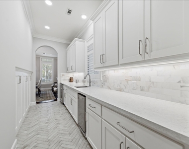 315 E 24th Street - Photo Thumbnail 11