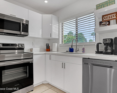 212 S Brevard Avenue S - Photo Thumbnail 5