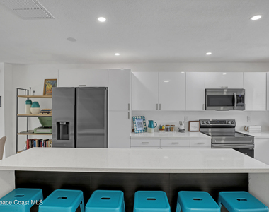 212 S Brevard Avenue S - Photo Thumbnail 7