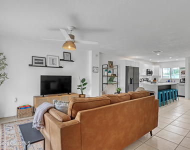 212 S Brevard Avenue S - Photo Thumbnail 2