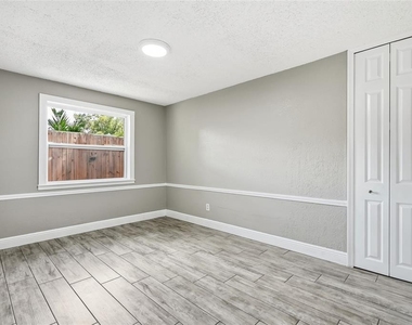 11729 Wesson Circle E - Photo Thumbnail 30