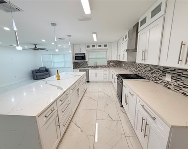 1557 Robinson Drive N - Photo Thumbnail 8