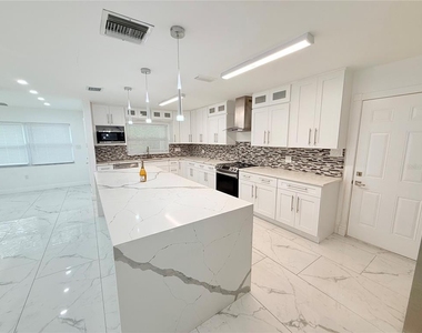 1557 Robinson Drive N - Photo Thumbnail 9