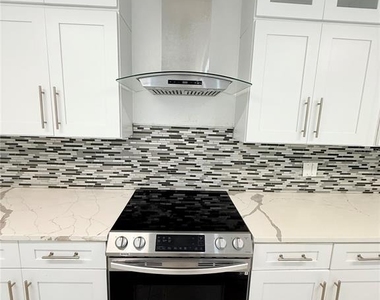 1557 Robinson Drive N - Photo Thumbnail 12