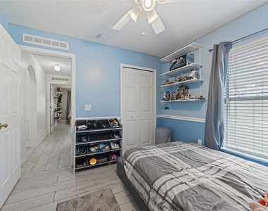 1012 Brenton Leaf Drive - Photo Thumbnail 19