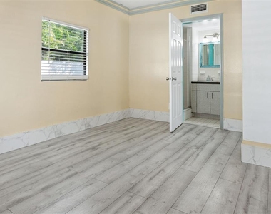 687 Geneva Place - Photo Thumbnail 13