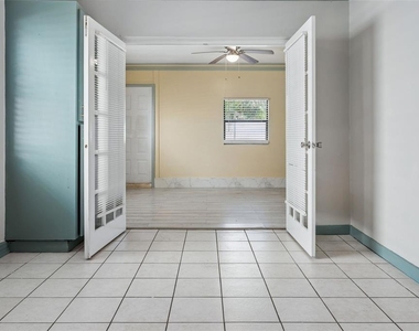 687 Geneva Place - Photo Thumbnail 4