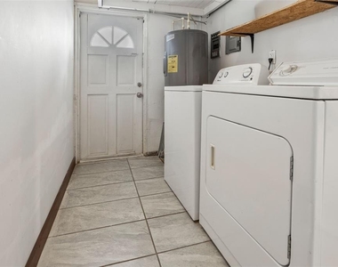 687 Geneva Place - Photo Thumbnail 21