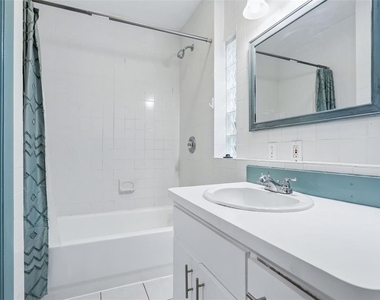 687 Geneva Place - Photo Thumbnail 11