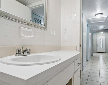 687 Geneva Place - Photo Thumbnail 20