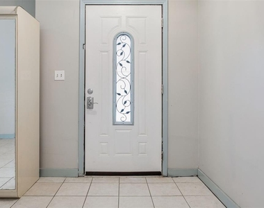 687 Geneva Place - Photo Thumbnail 3