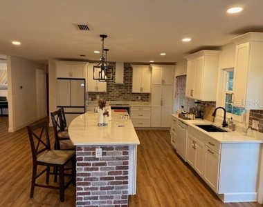 1009 E North Street - Photo Thumbnail 3