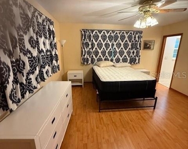 1009 E North Street - Photo Thumbnail 8