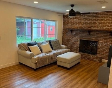 1009 E North Street - Photo Thumbnail 5