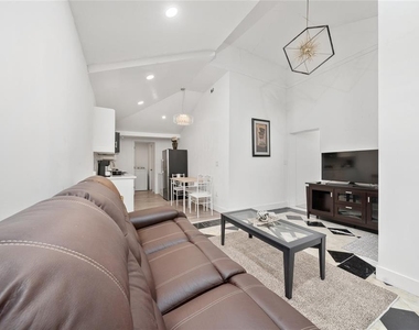 711 Briarcliffe Street - Photo Thumbnail 7