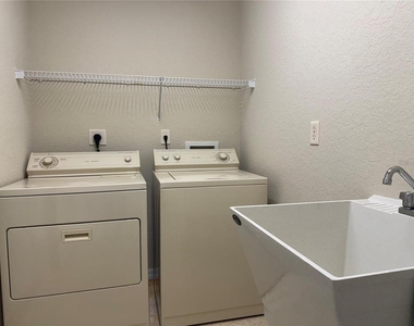 1014 Ne 22nd Avenue - Photo Thumbnail 4