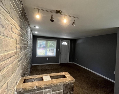 532 N Hyde Park Avenue - Photo Thumbnail 3