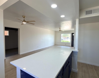 7605 Parkland Drive - Photo Thumbnail 5