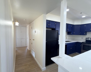 7605 Parkland Drive - Photo Thumbnail 12