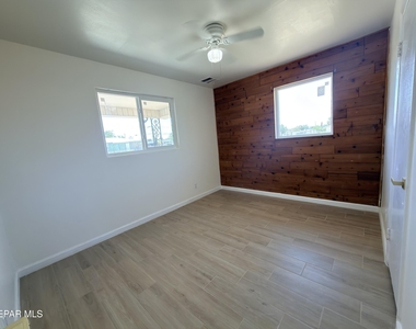 7605 Parkland Drive - Photo Thumbnail 15