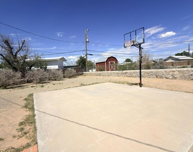 7605 Parkland Drive - Photo Thumbnail 23