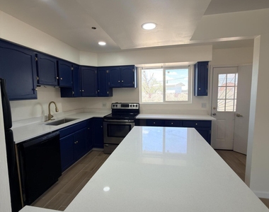 7605 Parkland Drive - Photo Thumbnail 6