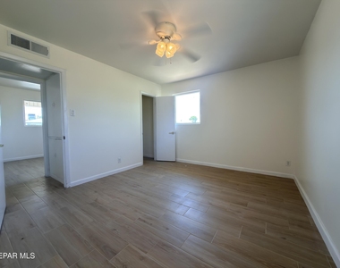 7605 Parkland Drive - Photo Thumbnail 18