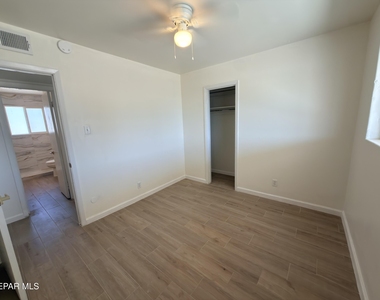7605 Parkland Drive - Photo Thumbnail 14
