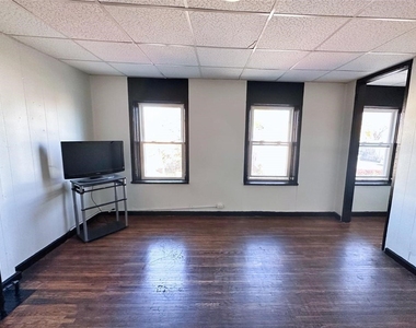 111-115 Lyell Avenue - Photo Thumbnail 4