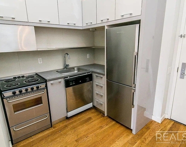 100 Dupont Street - Photo Thumbnail 2