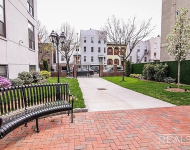100 Dupont Street - Photo Thumbnail 13