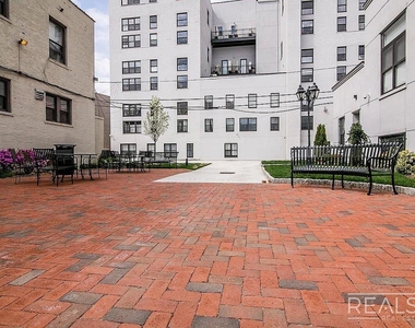 100 Dupont Street - Photo Thumbnail 8