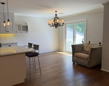 19 Paris Circle - Photo Thumbnail 7