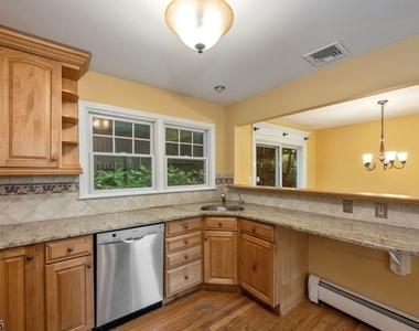62 Burnham Pkwy - Photo Thumbnail 11