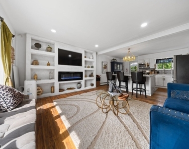 506 Green St - Photo Thumbnail 8