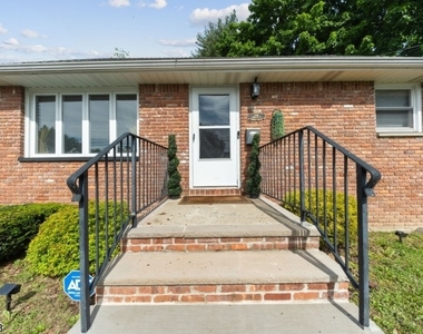 506 Green St - Photo Thumbnail 6