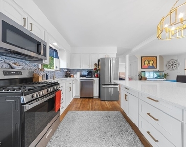 506 Green St - Photo Thumbnail 14
