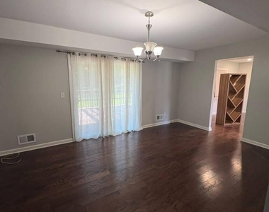 1583 Sea Island Drive - Photo Thumbnail 3