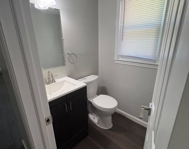 1583 Sea Island Drive - Photo Thumbnail 15