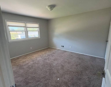 1583 Sea Island Drive - Photo Thumbnail 10