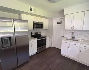 1583 Sea Island Drive - Photo Thumbnail 5