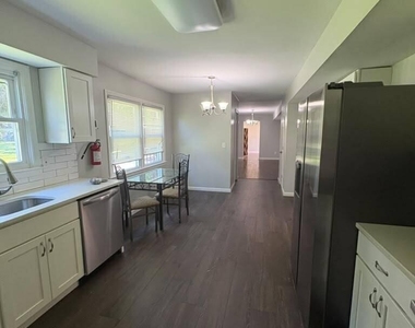 1583 Sea Island Drive - Photo Thumbnail 6