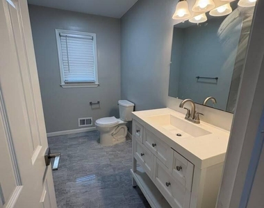 1583 Sea Island Drive - Photo Thumbnail 14