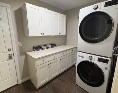 1583 Sea Island Drive - Photo Thumbnail 7
