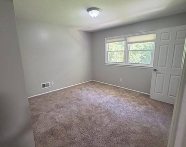 1583 Sea Island Drive - Photo Thumbnail 9