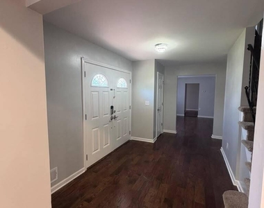 1583 Sea Island Drive - Photo Thumbnail 1