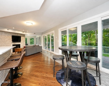 401 Overlook Drive - Photo Thumbnail 14