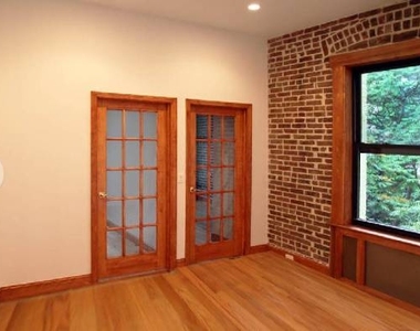 East 52 Street - Photo Thumbnail 3